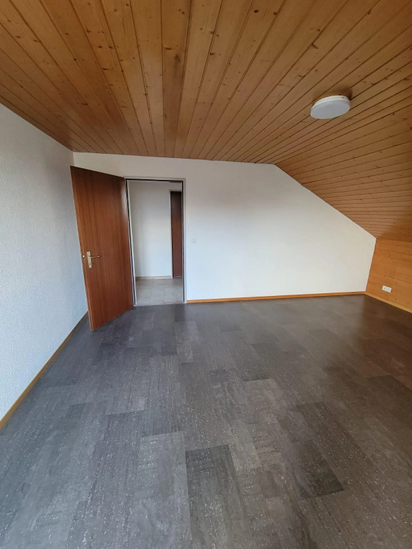 Belle appartement en attique de 4,5 pièces à louer à partir du 1er juillet - Photo 4 sur 14