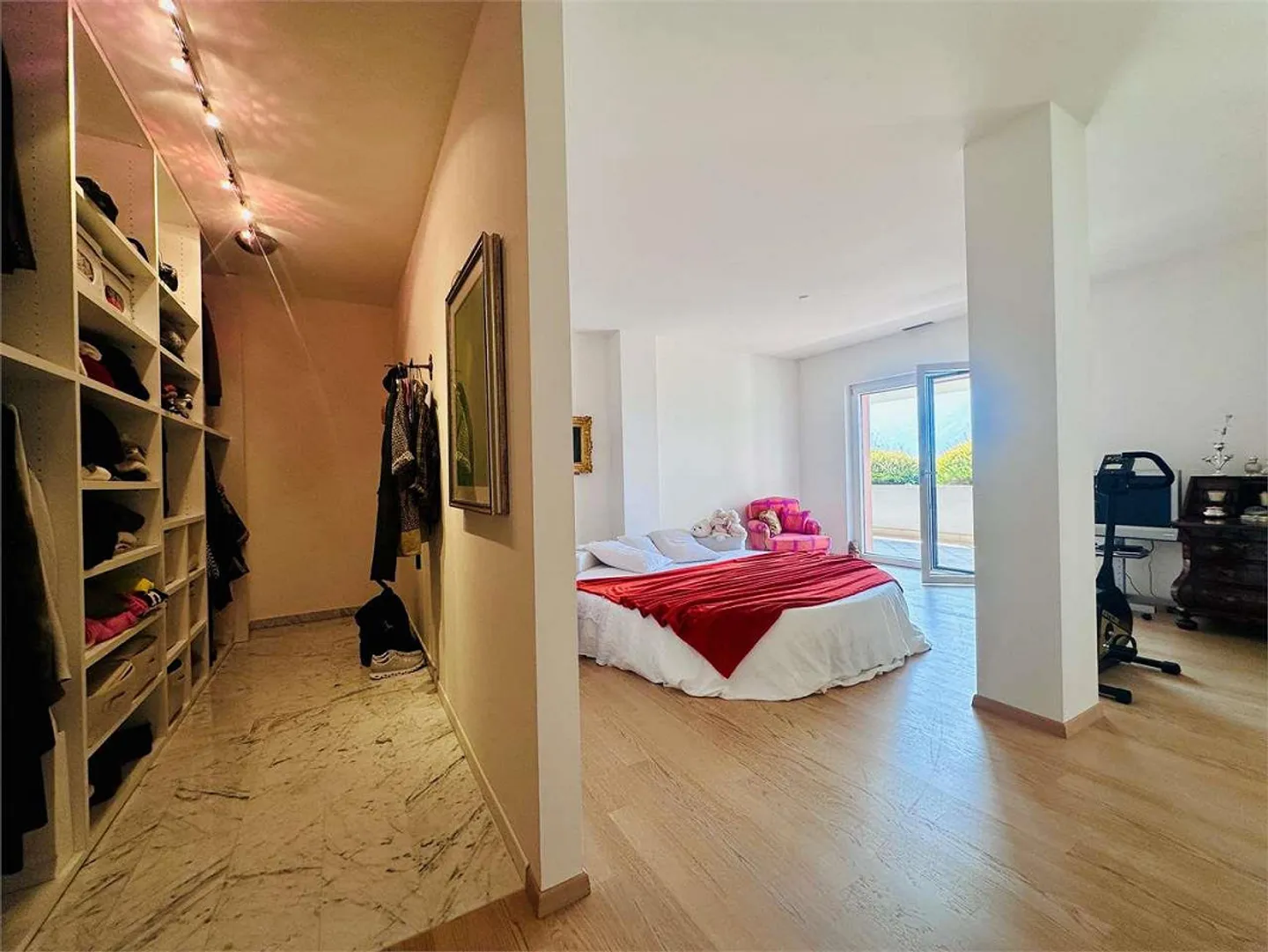 Luxury Duplex with Lake View - Photo 10 of 13