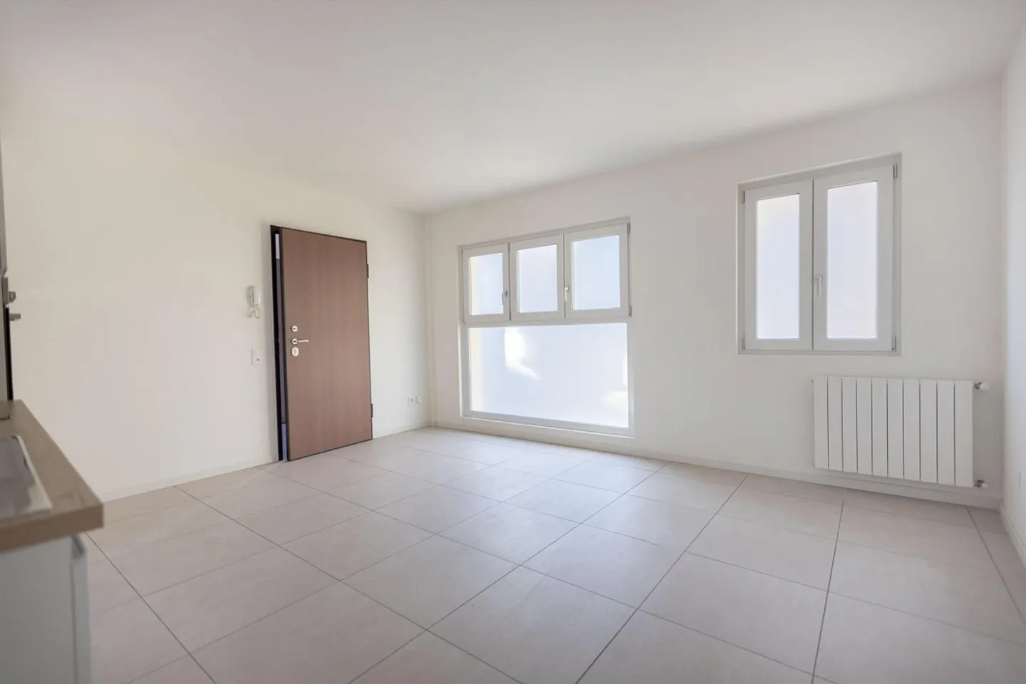MODERNES UND GERÄUMIGES STUDIO-APARTMENT IM ERDGESCHOSS IN CAPOLAGO - Foto 3 von 9