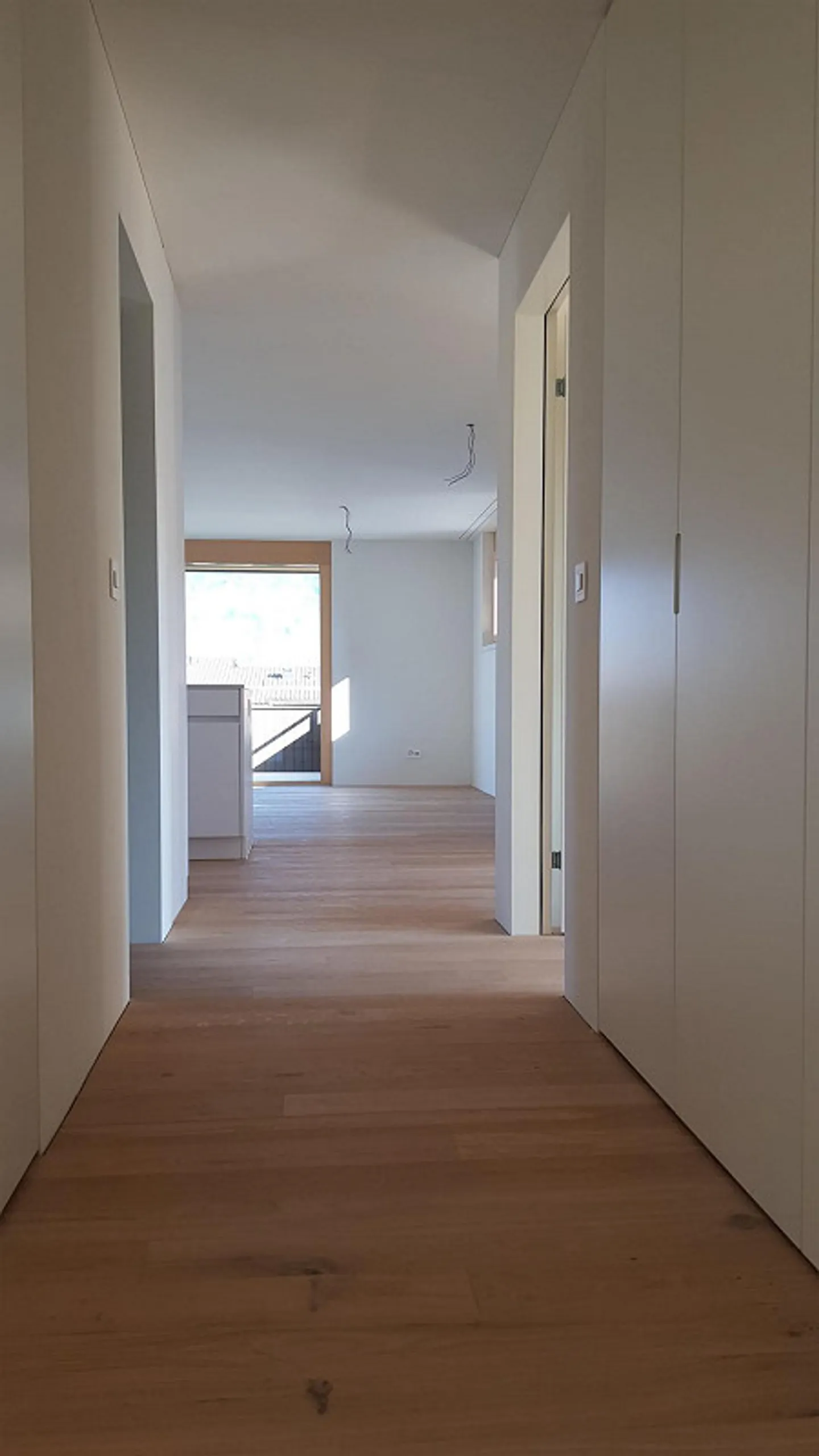 Moderne 4.5-Zimmer-Wohnung mit Balkonen - Foto 2 von 10