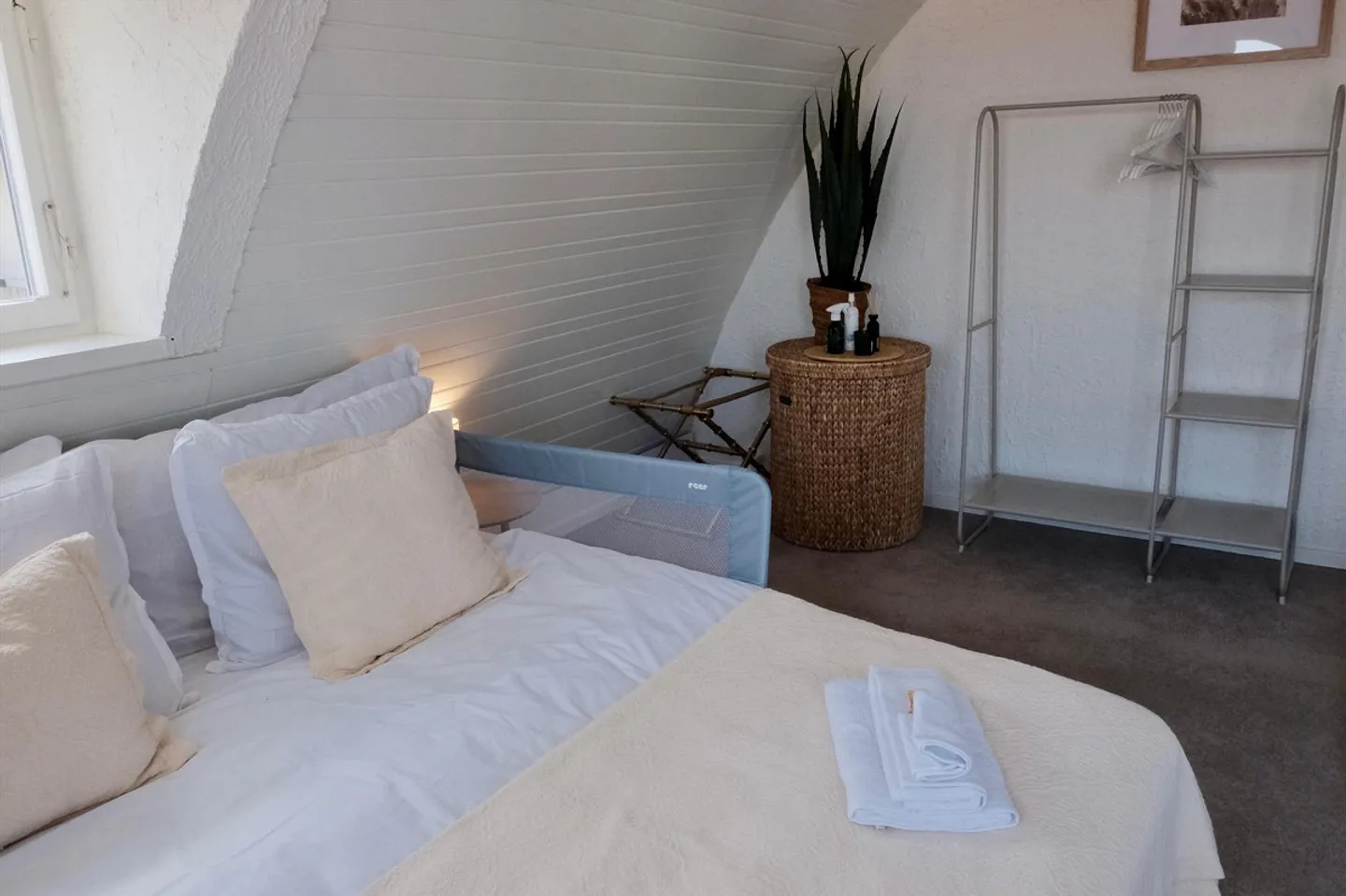 Charming furnished house with lake view in Zurich | Parking - limited - Photo 3 of 28