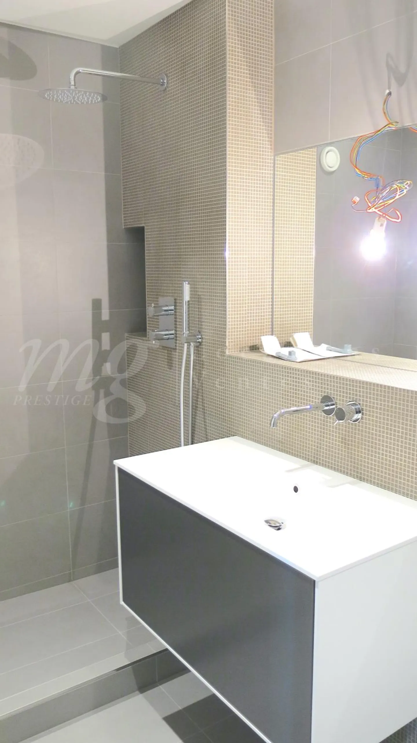 SUPERBO ATTICO DI 170 m2 CON VISTA SUL LAGO ALL'APERTO - Foto 6 di 7