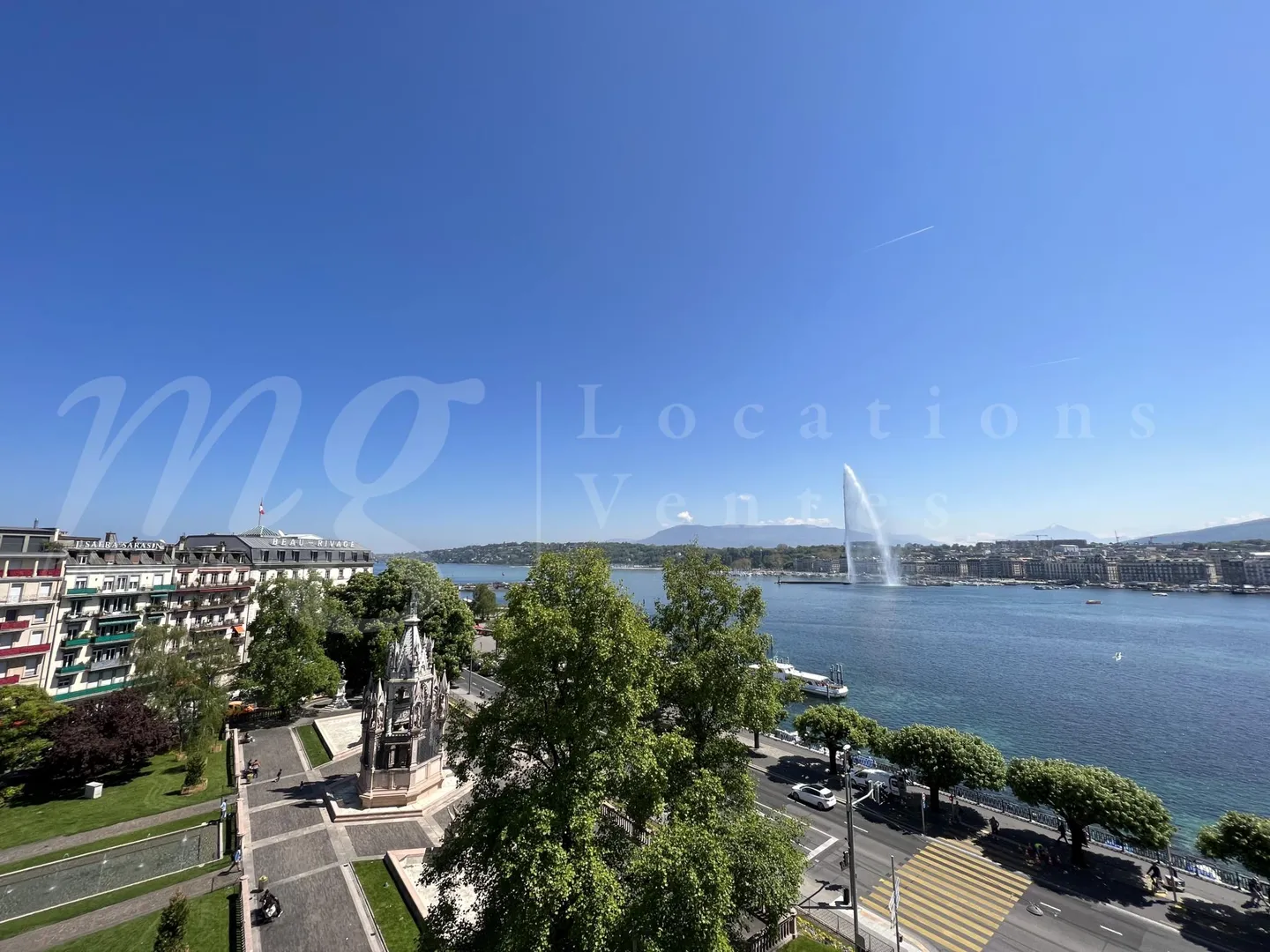 SUPERBO ATTICO DI 170 m2 CON VISTA SUL LAGO ALL'APERTO - Foto 1 di 7