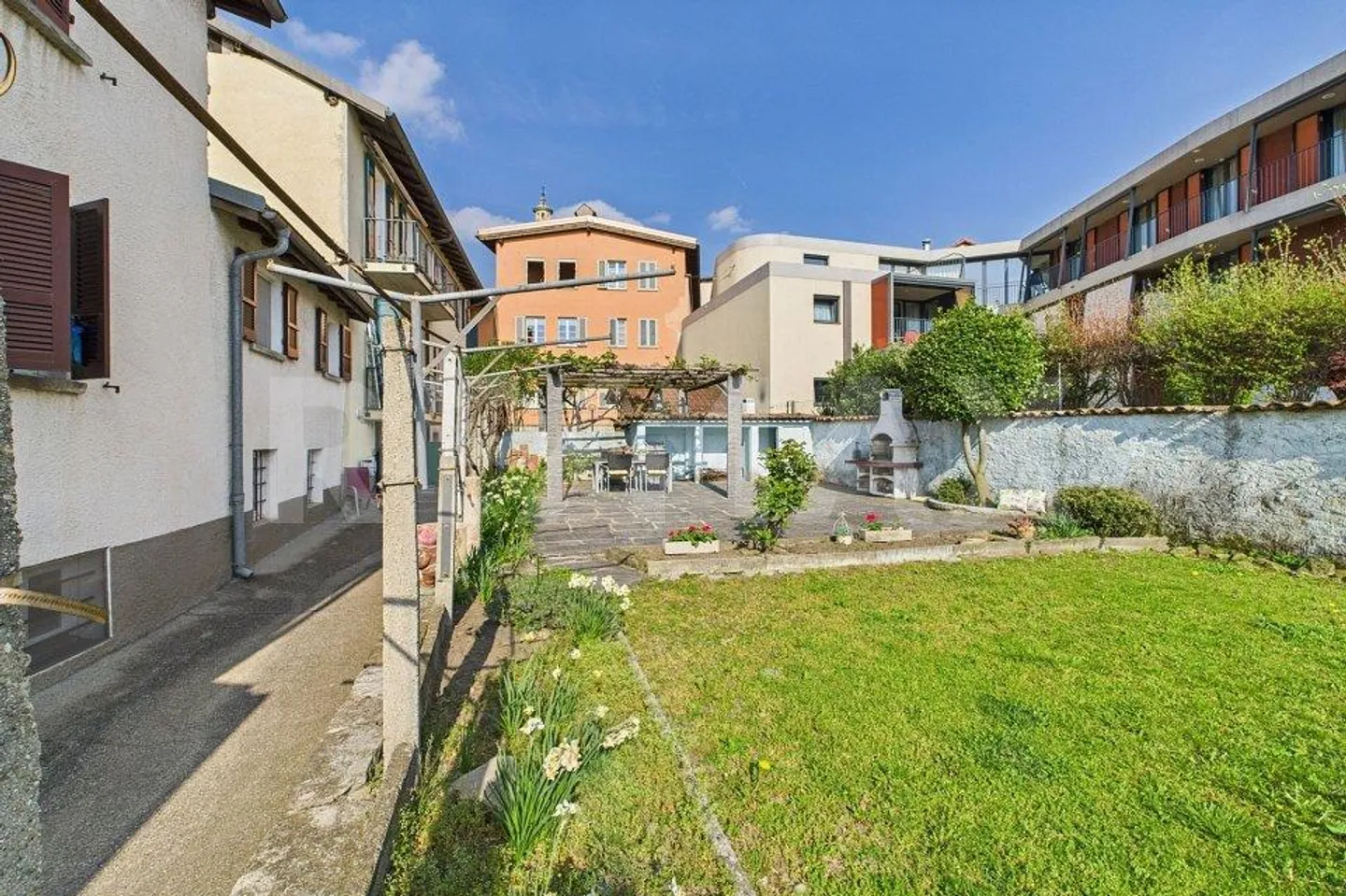 Income property in central area - 3 renovated apartments with... - Photo 6 of 7