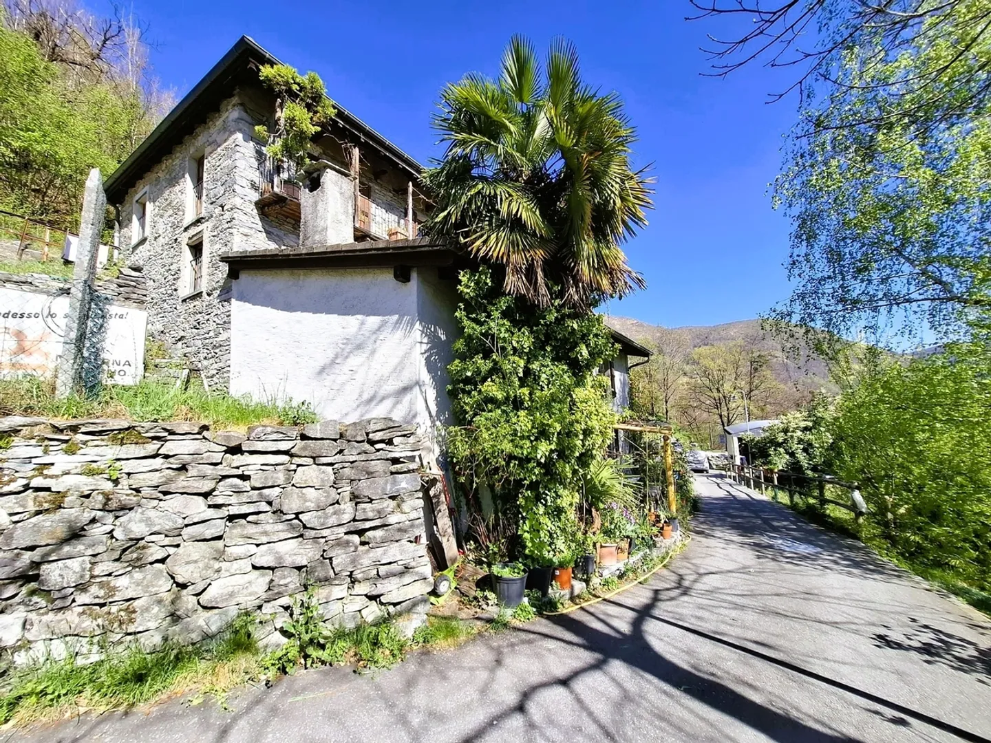 Charmante maison rustique avec jardin et grand terrain attenant à Auressio - Photo 1 sur 13