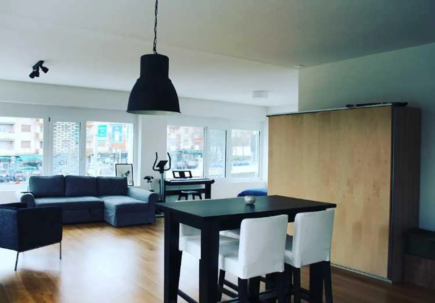 Appartement loft spacieux idéalement situé - Photo 1 sur 8