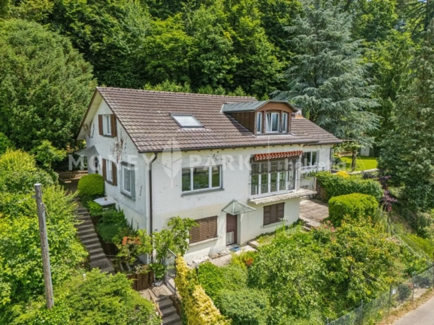 Ampia casa unifamiliare con appartamento indipendente in un ambiente naturale - Foto 1 di 13