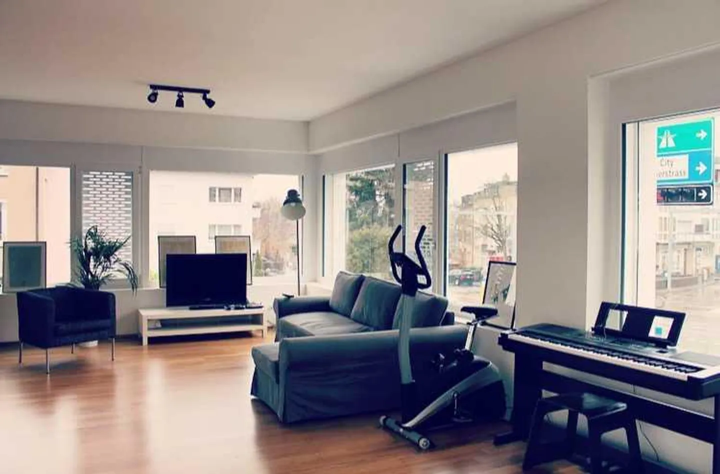 Appartement loft spacieux idéalement situé - Photo 2 sur 8