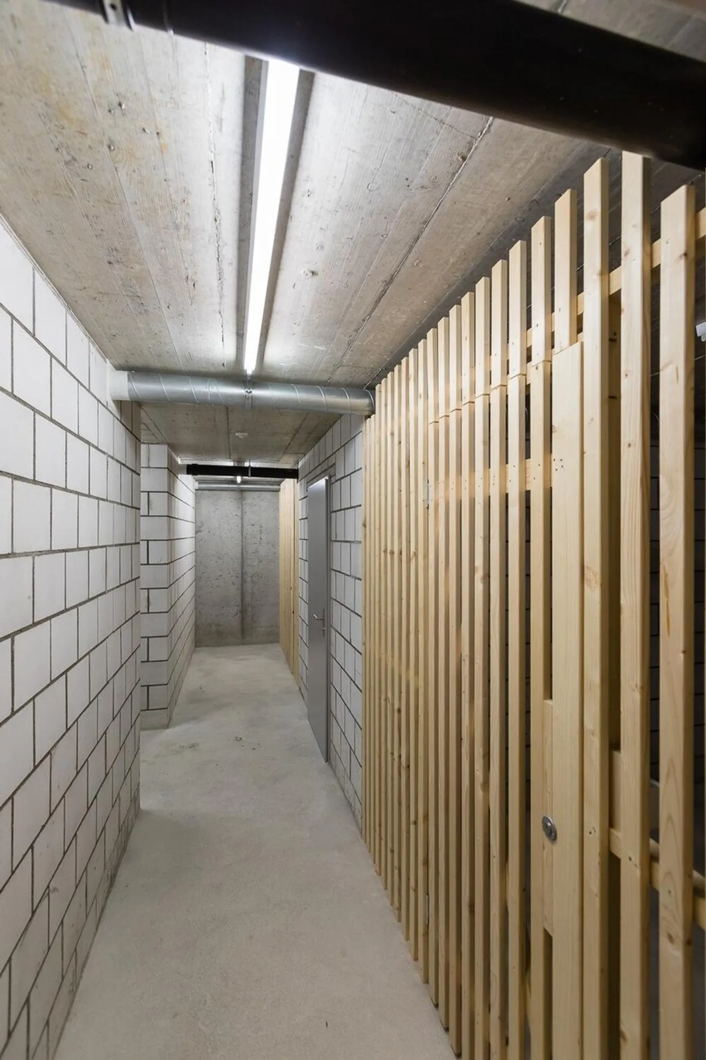 AVAILABLE ROOM in well-maintained property - Photo 2 of 2