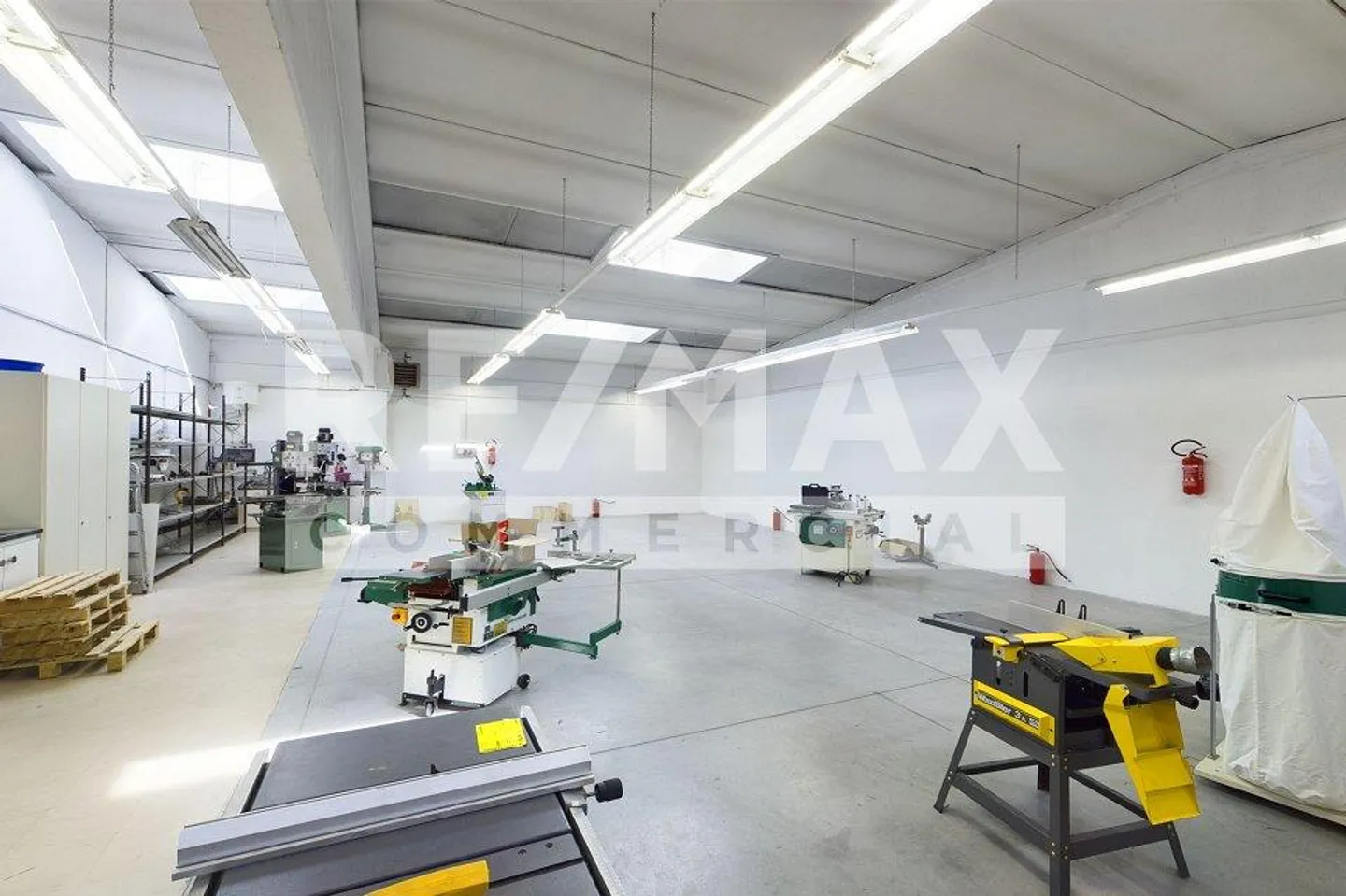 ESPACE COMMERCIAL AVEC BUREAUX ET ENTREPÔT - Photo 1 sur 13