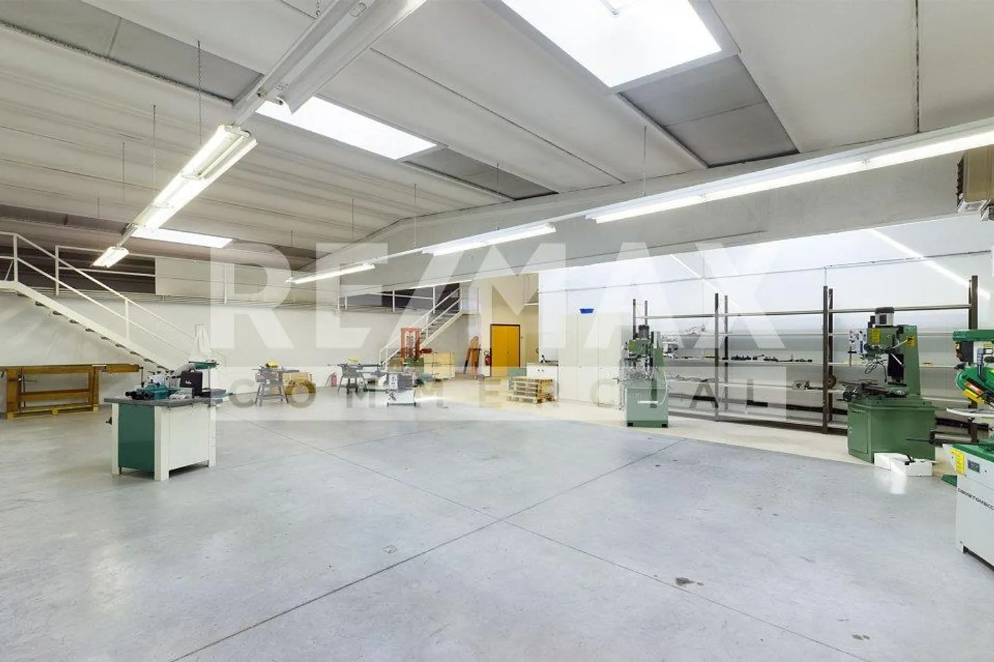 ESPACE COMMERCIAL AVEC BUREAUX ET ENTREPÔT - Photo 3 sur 13