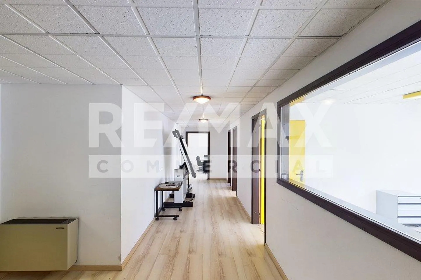 ESPACE COMMERCIAL AVEC BUREAUX ET ENTREPÔT - Photo 4 sur 13