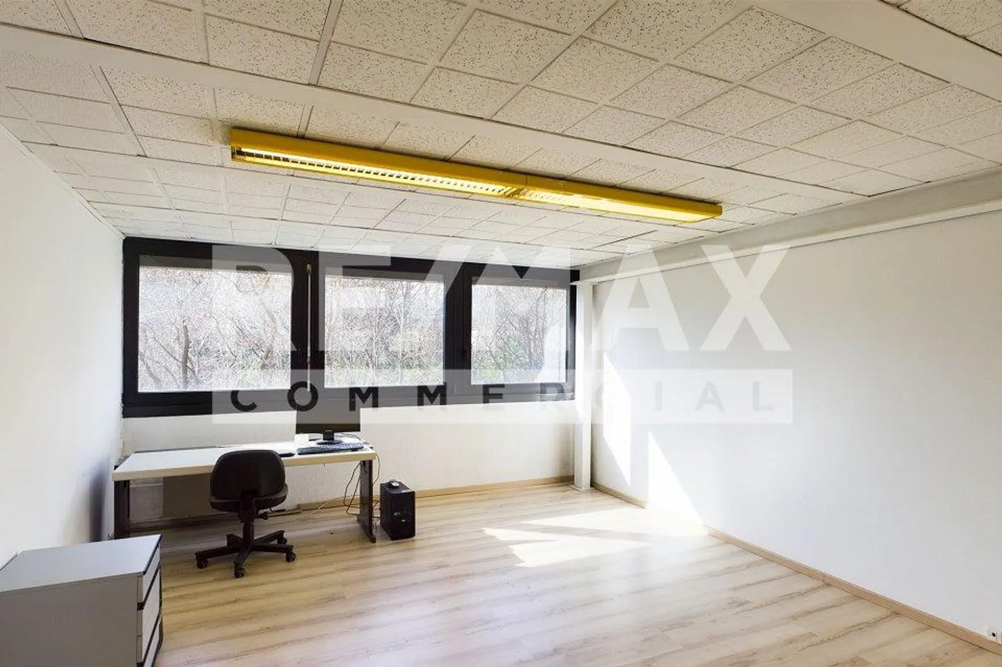 ESPACE COMMERCIAL AVEC BUREAUX ET ENTREPÔT - Photo 6 sur 13