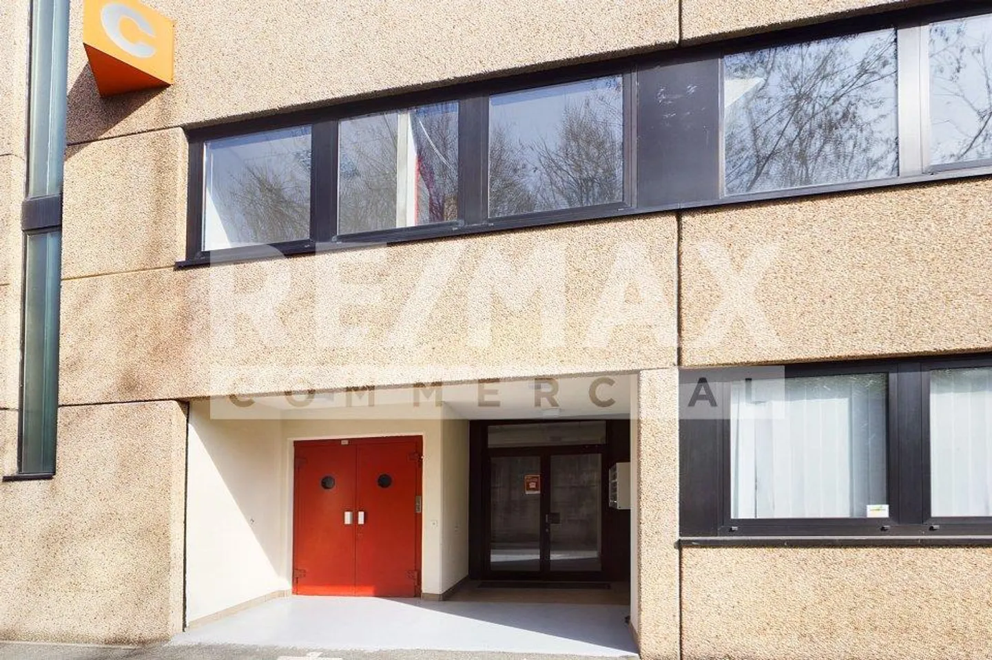 ESPACE COMMERCIAL AVEC BUREAUX ET ENTREPÔT - Photo 8 sur 13