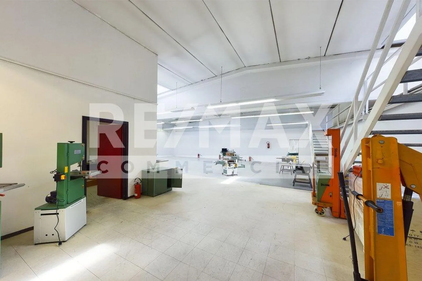 ESPACE COMMERCIAL AVEC BUREAUX ET ENTREPÔT - Photo 10 sur 13