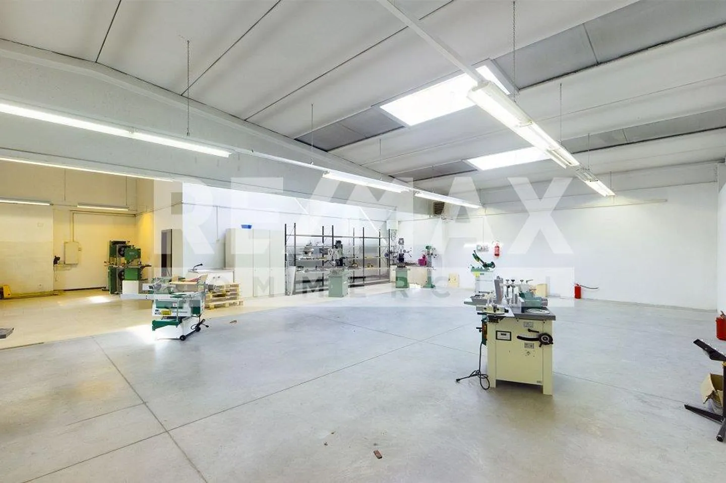 ESPACE COMMERCIAL AVEC BUREAUX ET ENTREPÔT - Photo 11 sur 13