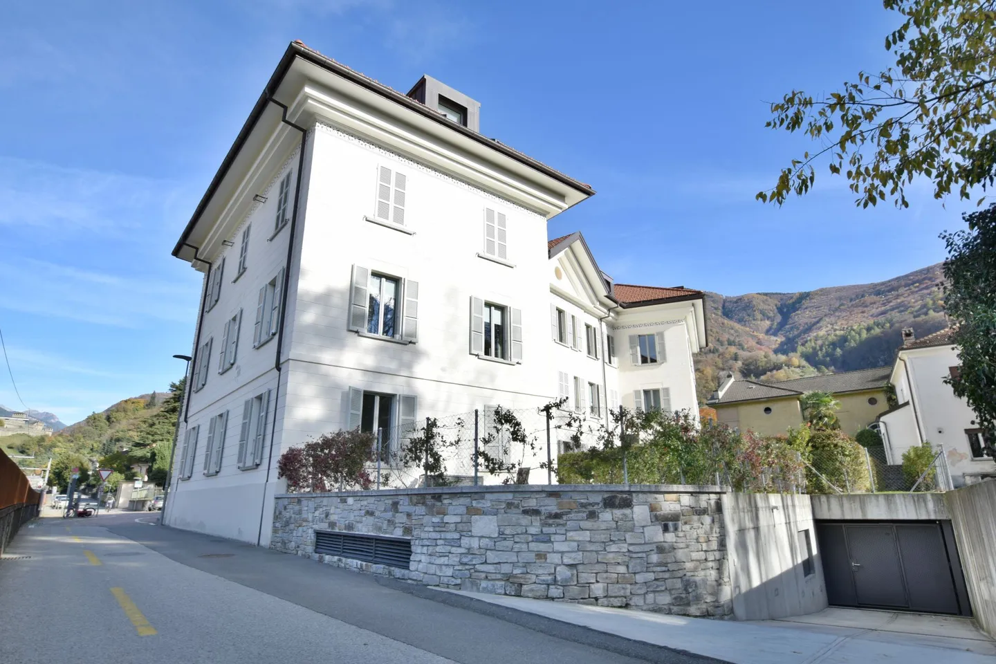 Spacious 2.5 room apartment for rent - Photo 1 of 10