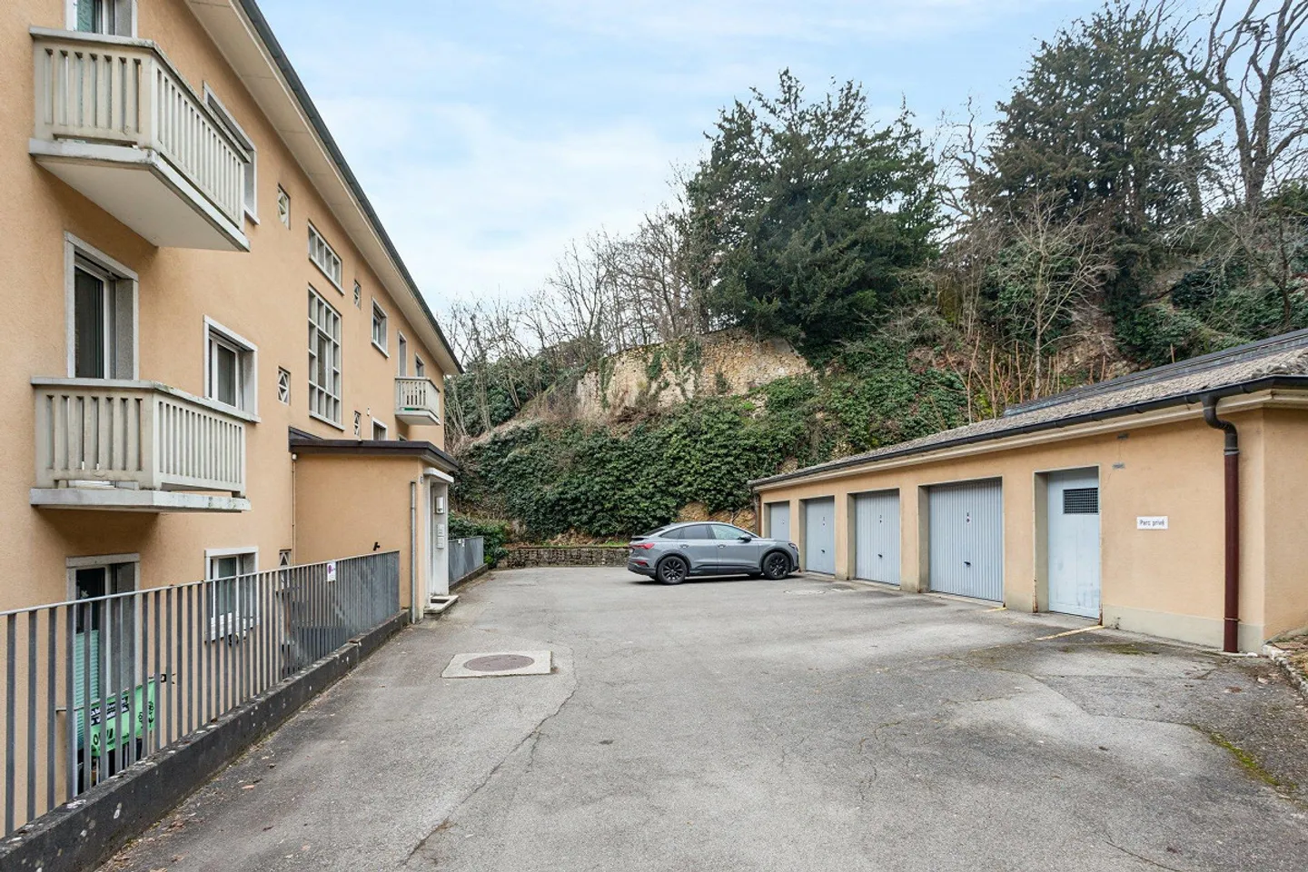Box garage in affitto - Accanto alla stazione - Foto 1 di 1
