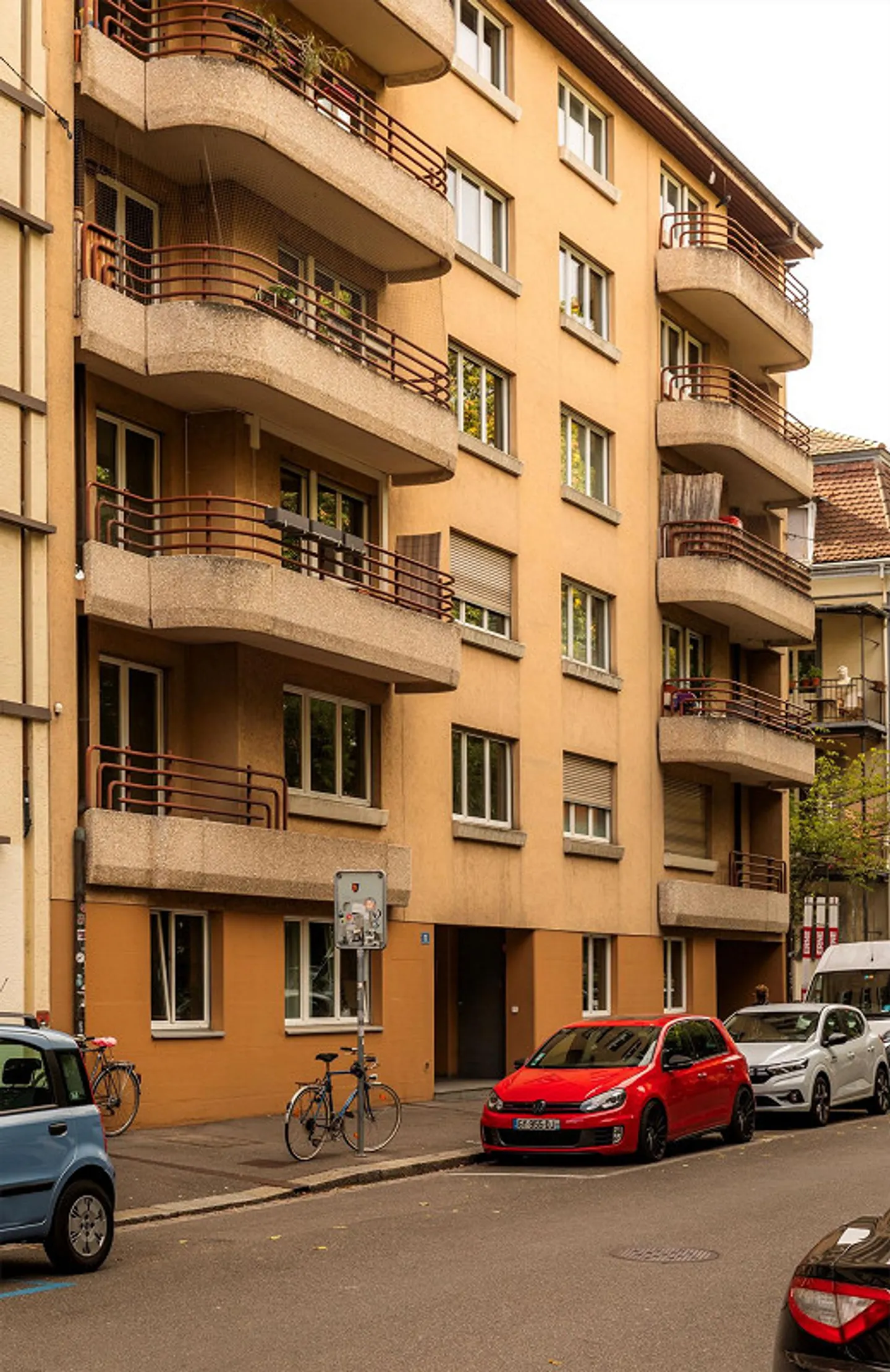 Spacious, centrally located city apartment with design potential - Photo 1 of 12