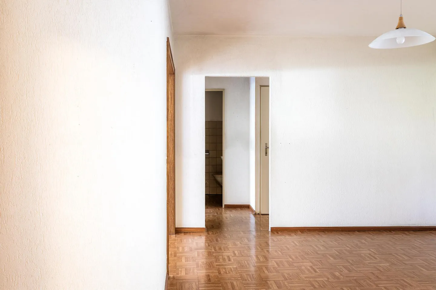 Spacious, centrally located city apartment with design potential - Photo 2 of 12