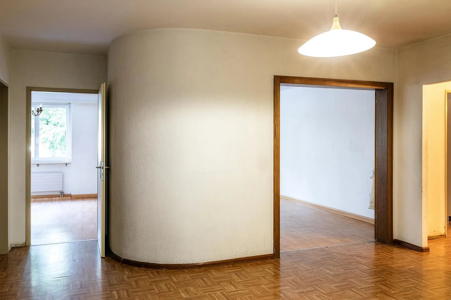Spacious, centrally located city apartment with design potential - Photo 3 of 12