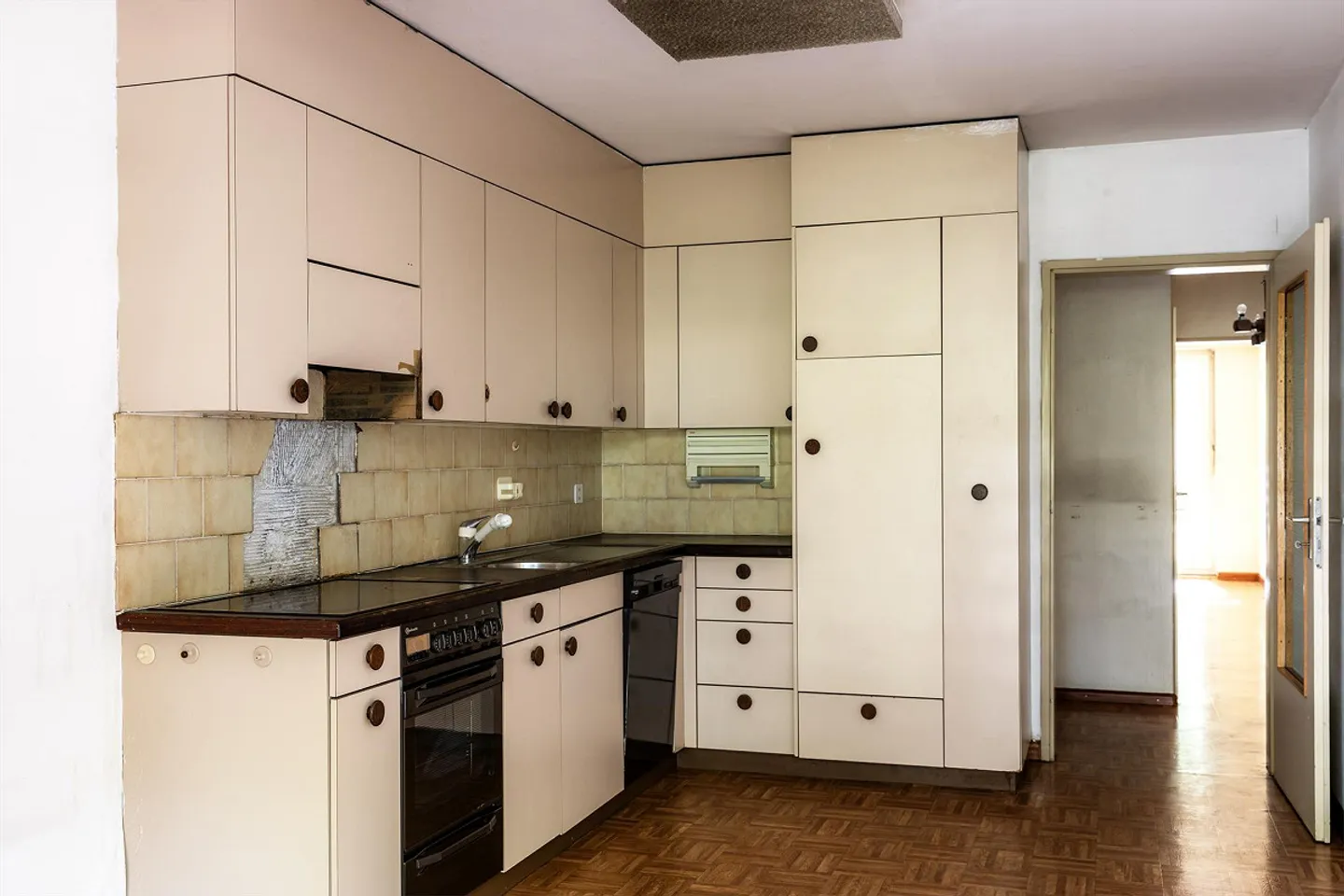 Spacious, centrally located city apartment with design potential - Photo 8 of 12