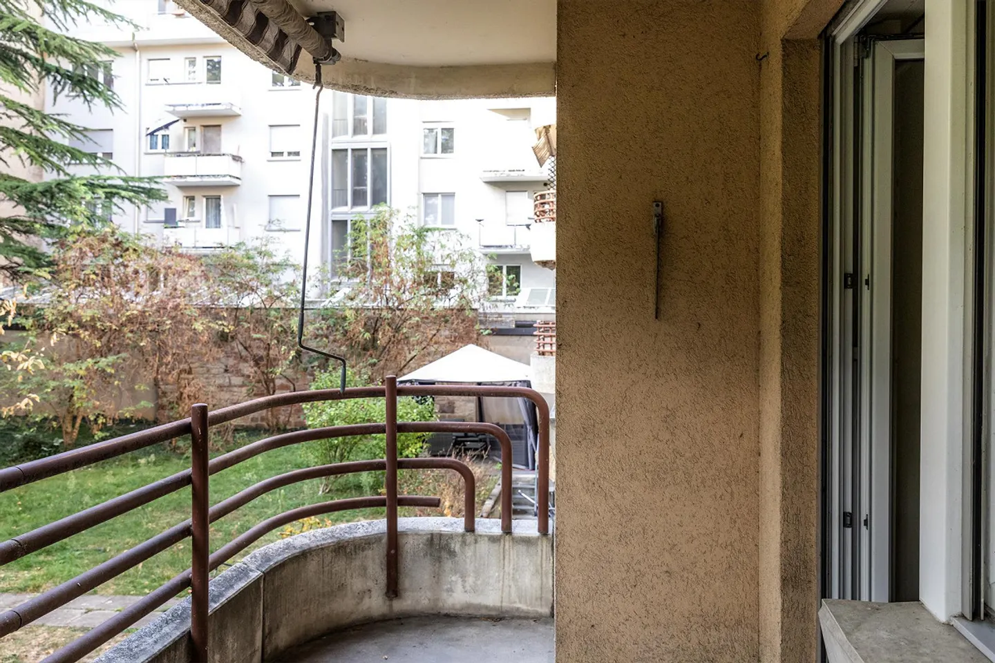 Spacious, centrally located city apartment with design potential - Photo 9 of 12