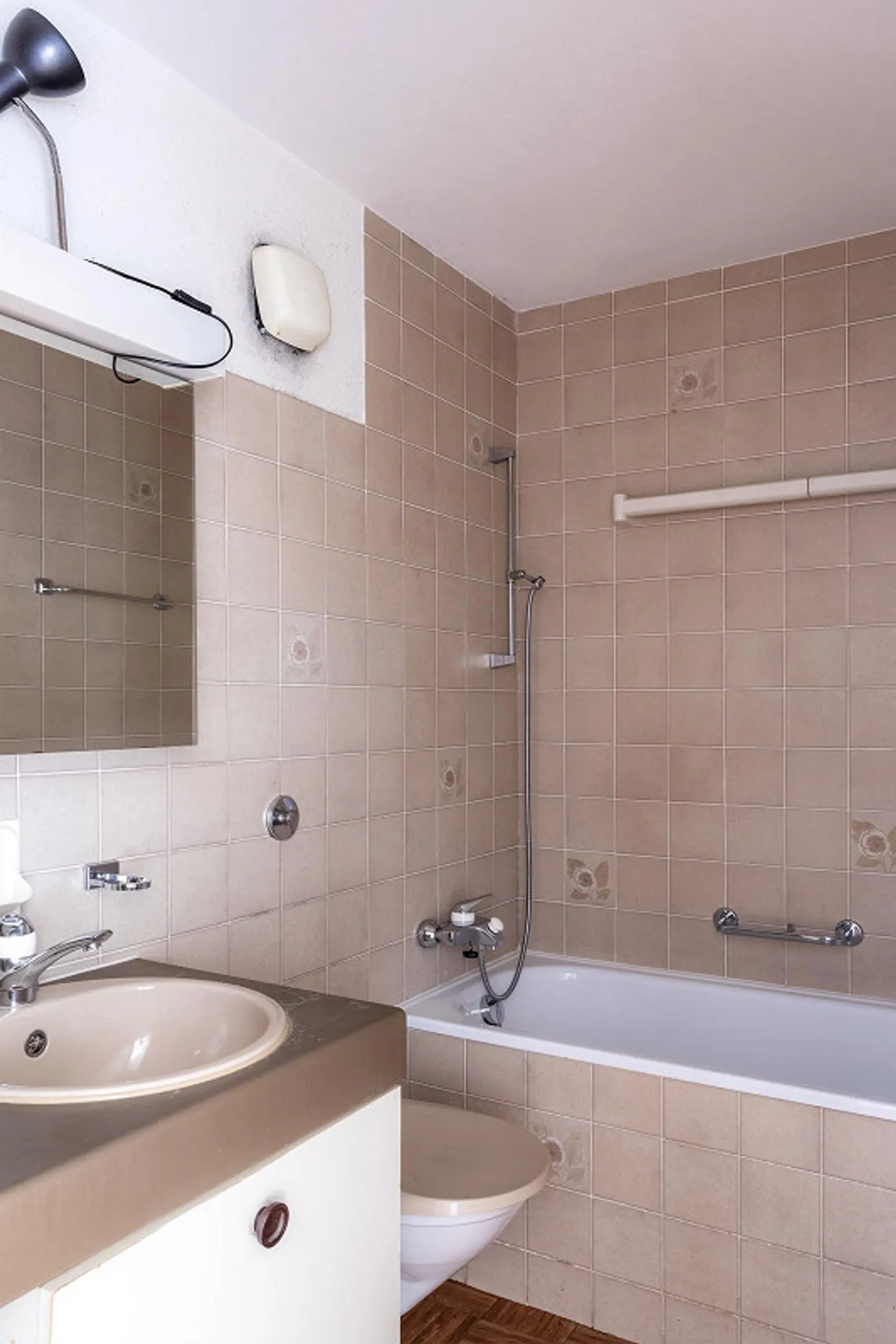 Spacious, centrally located city apartment with design potential - Photo 10 of 12