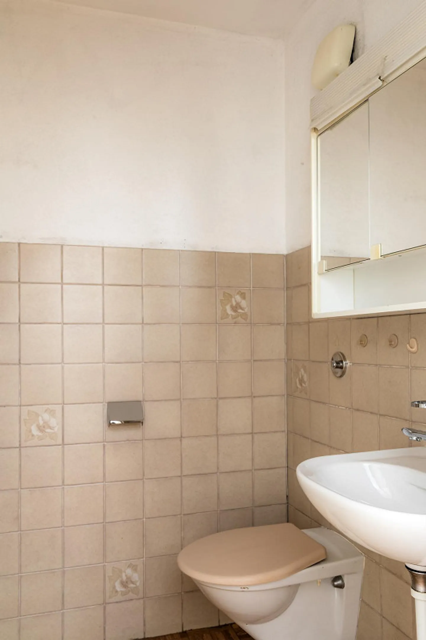 Spacious, centrally located city apartment with design potential - Photo 11 of 12