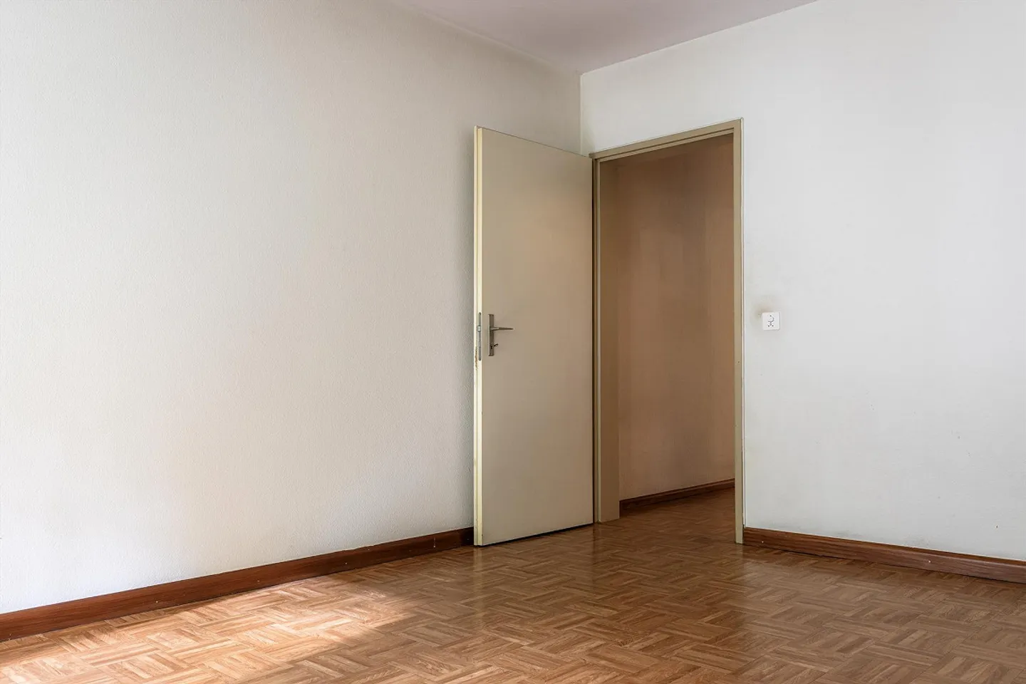 Spacious, centrally located city apartment with design potential - Photo 6 of 12