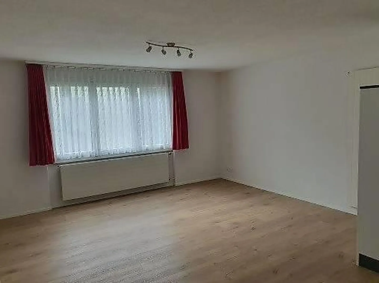 Friendly 2.5 room apartment (1st floor) in a 3-family house - Photo 2 of 3