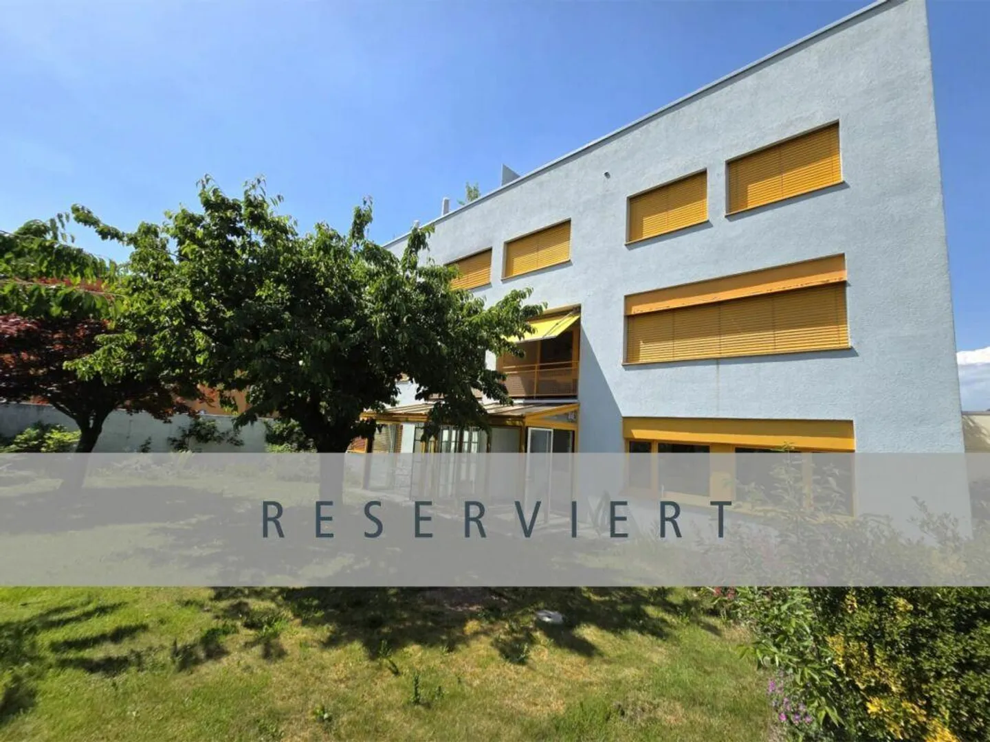 Appartement de rez-de-chaussée de 3,5 pièces situé au calme avec un magnifique jardin et vue sur la verdure - Photo 1 sur 12