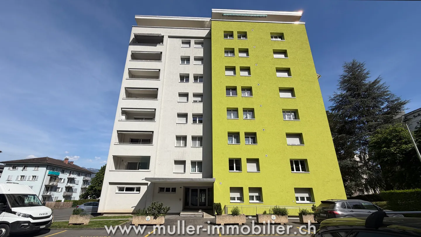 Renovierte 3,5-Zimmer-Wohnung mit Balkon in Monthey - Foto 1 von 12