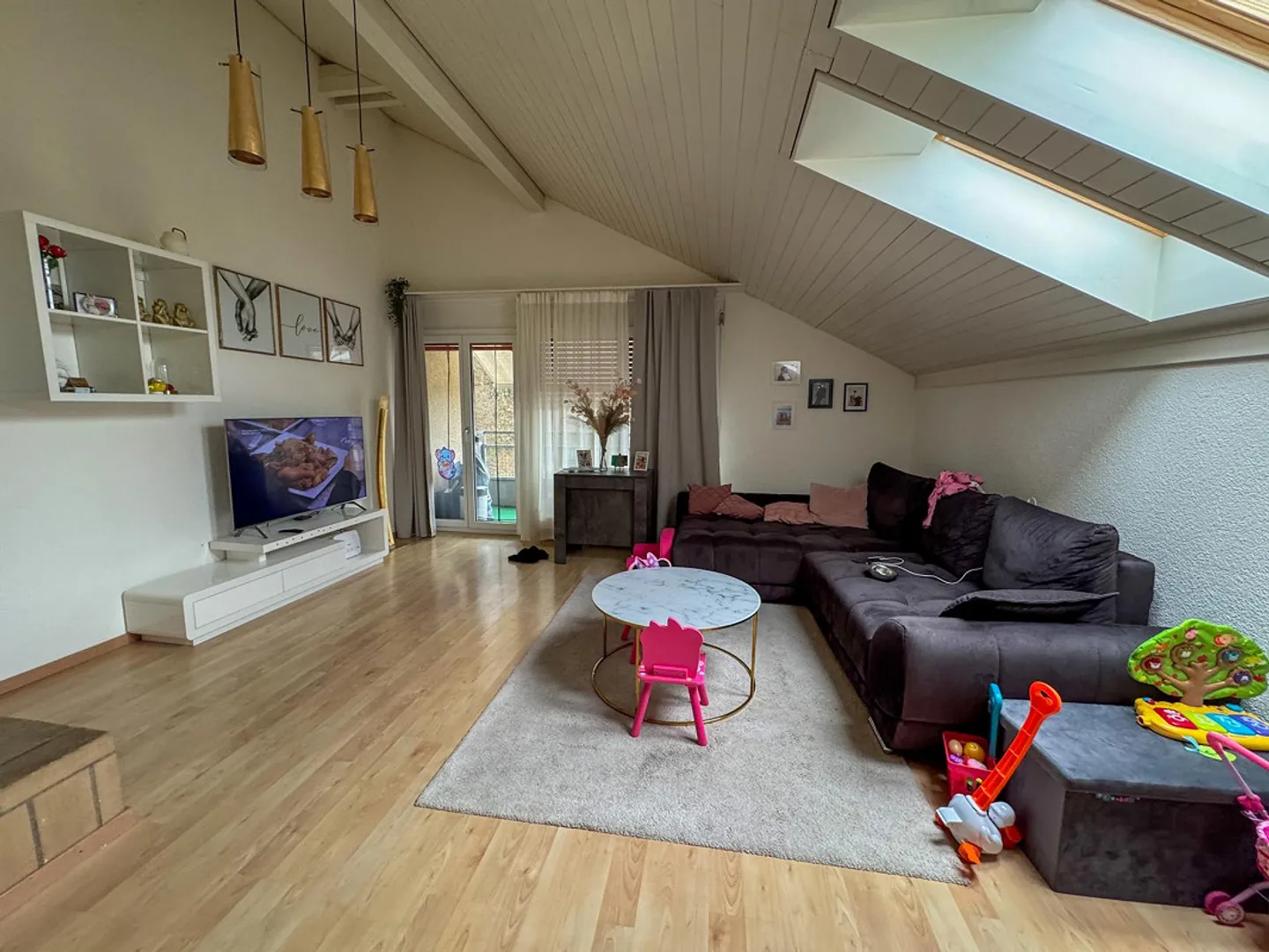 Large 4.5-Room Attic Apartment in a Quiet Location - Photo 4 of 14