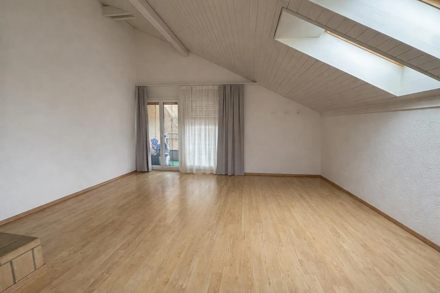 Large 4.5-Room Attic Apartment in a Quiet Location - Photo 5 of 14