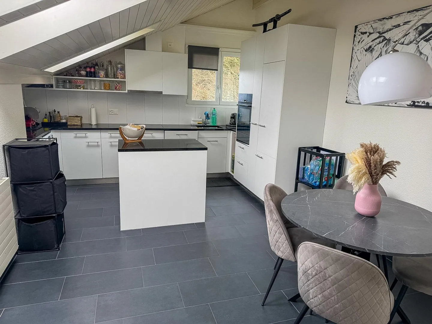 Large 4.5-Room Attic Apartment in a Quiet Location - Photo 2 of 14