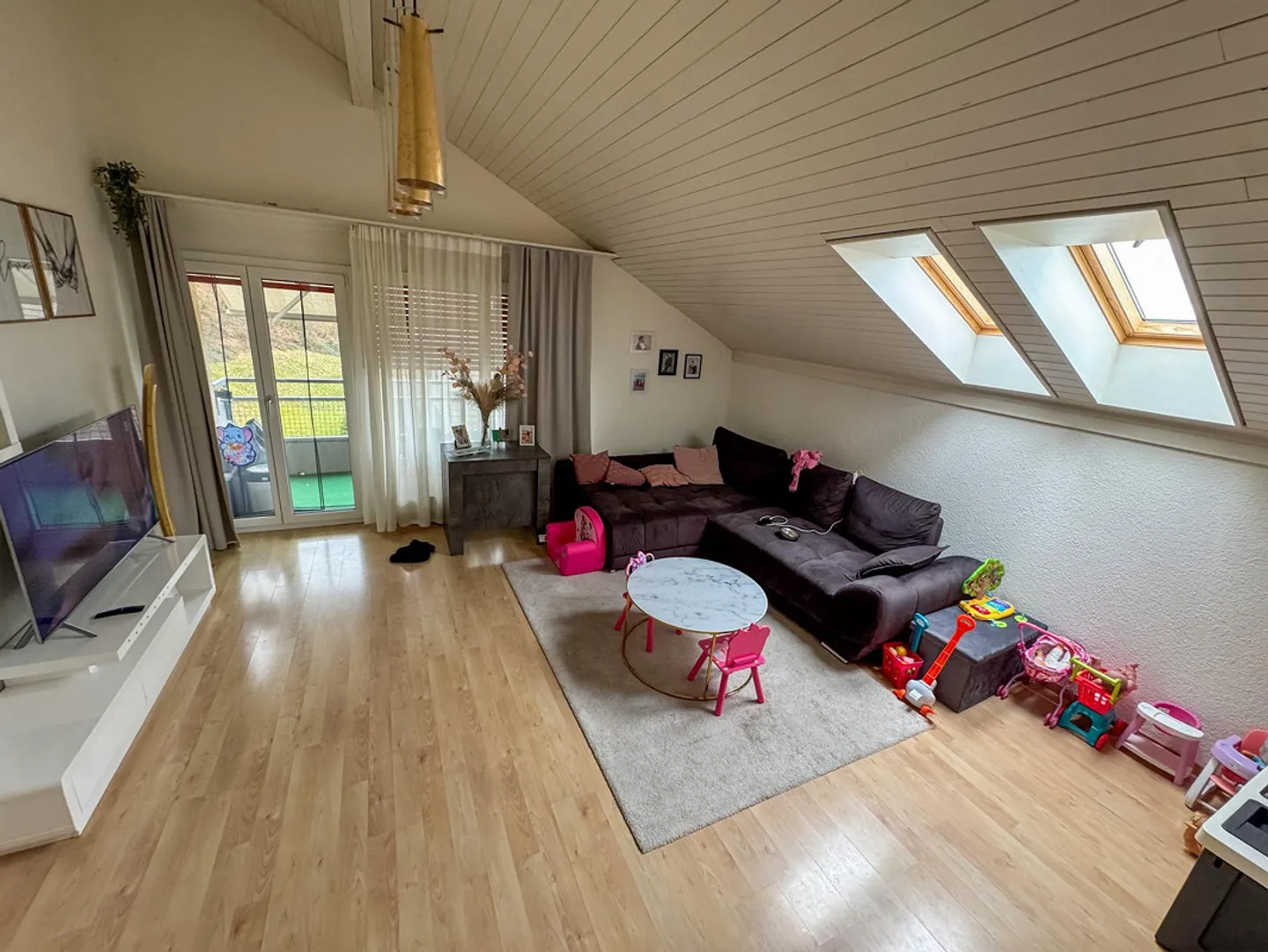 Large 4.5-Room Attic Apartment in a Quiet Location - Photo 3 of 14