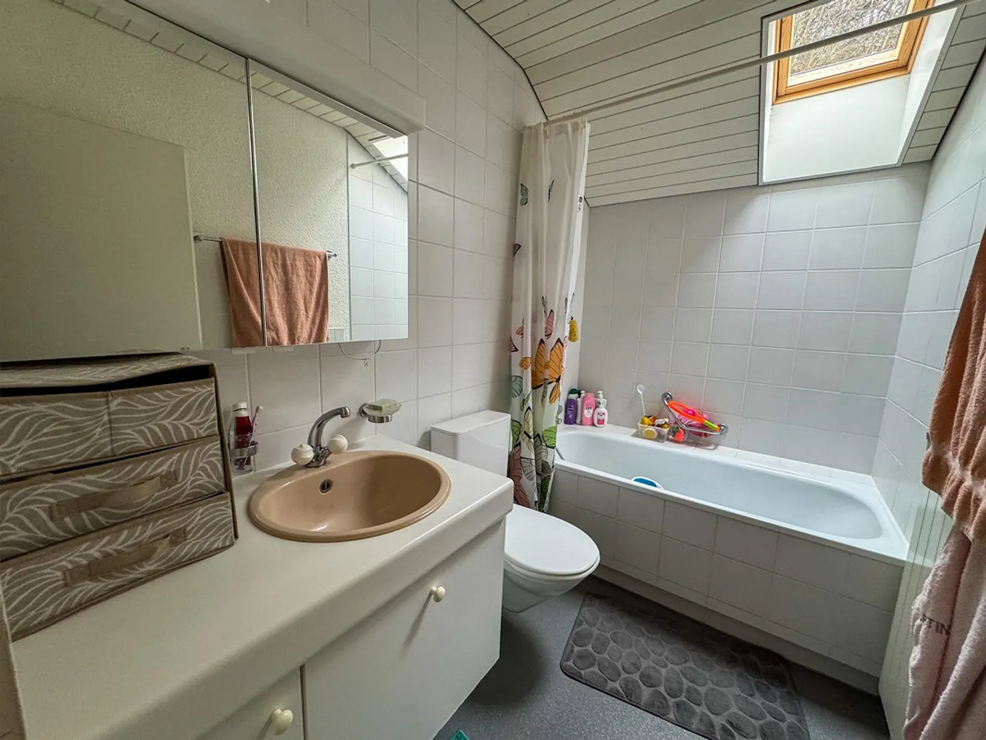 Large 4.5-Room Attic Apartment in a Quiet Location - Photo 7 of 14