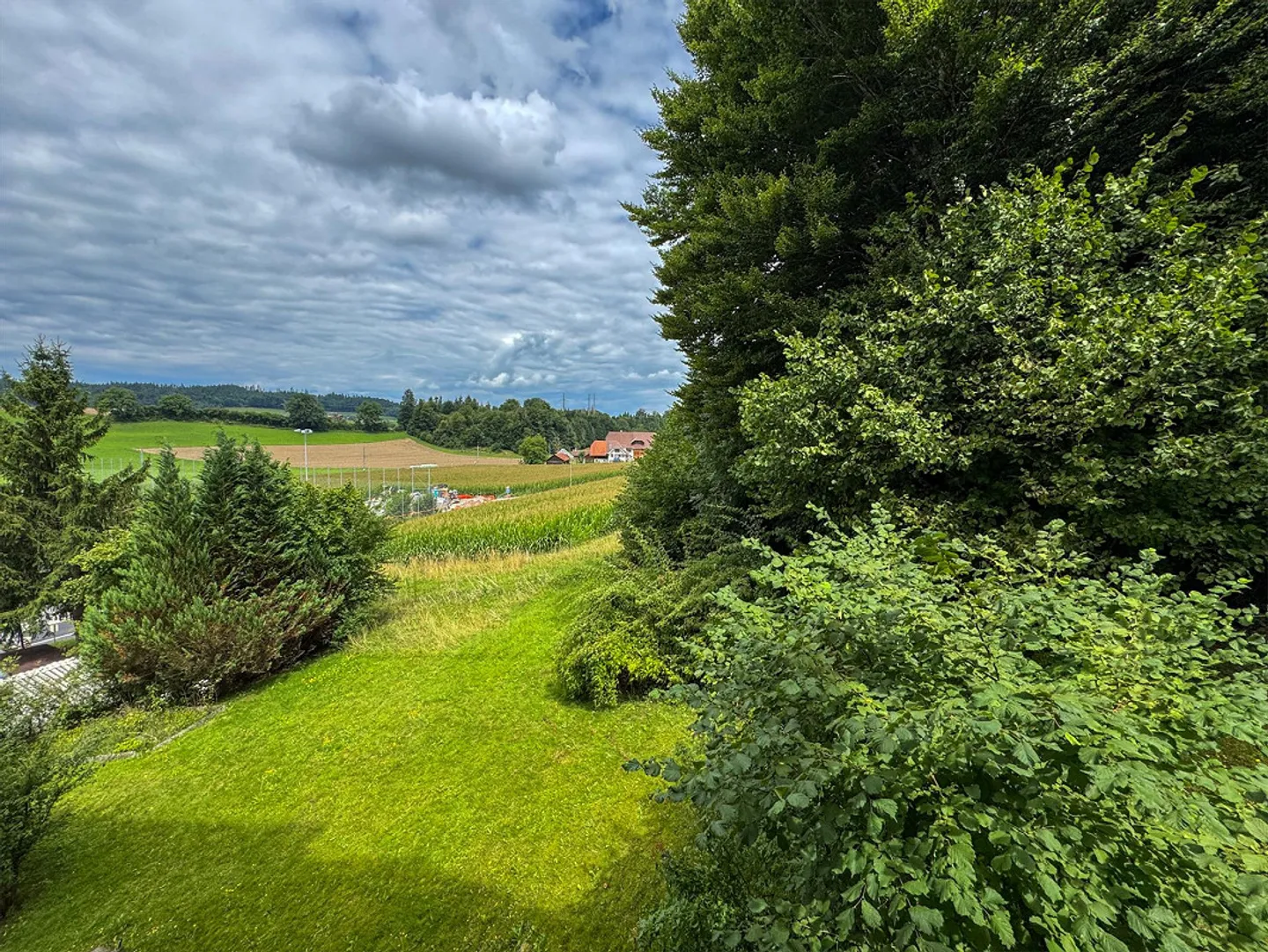 Large 4.5-Room Attic Apartment in a Quiet Location - Photo 13 of 14