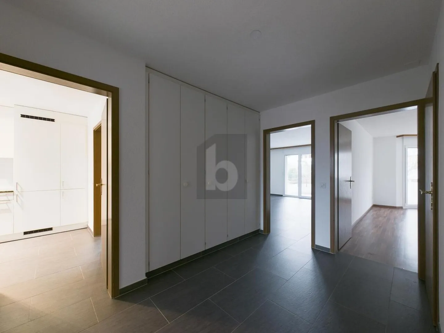Appartamento spazioso con balcone - Foto 3 di 6