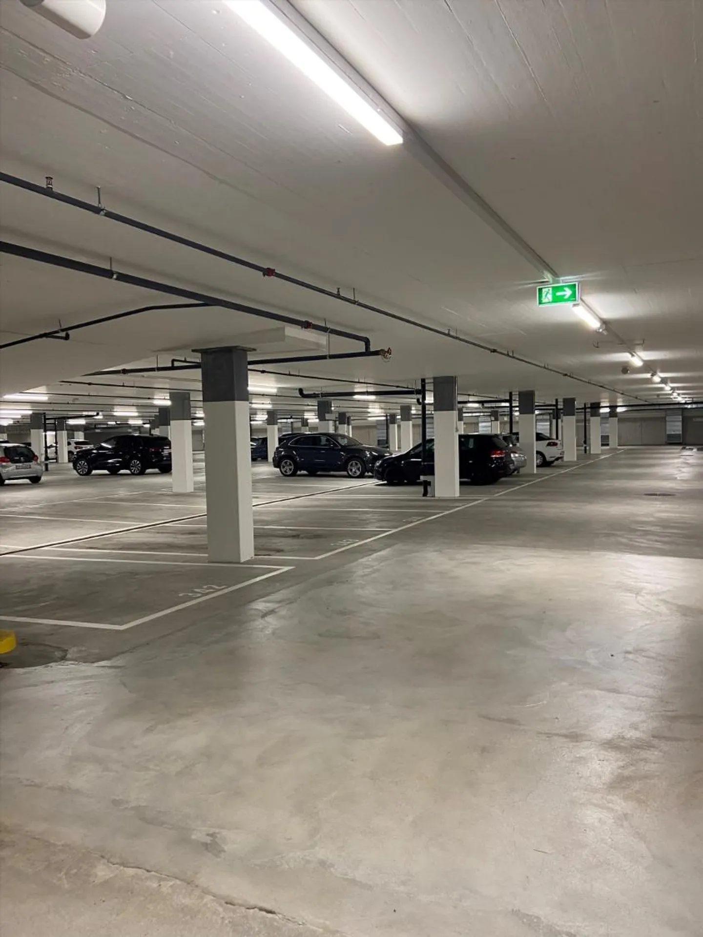 Place de parking à louer dans le superblock - Photo 2 sur 2