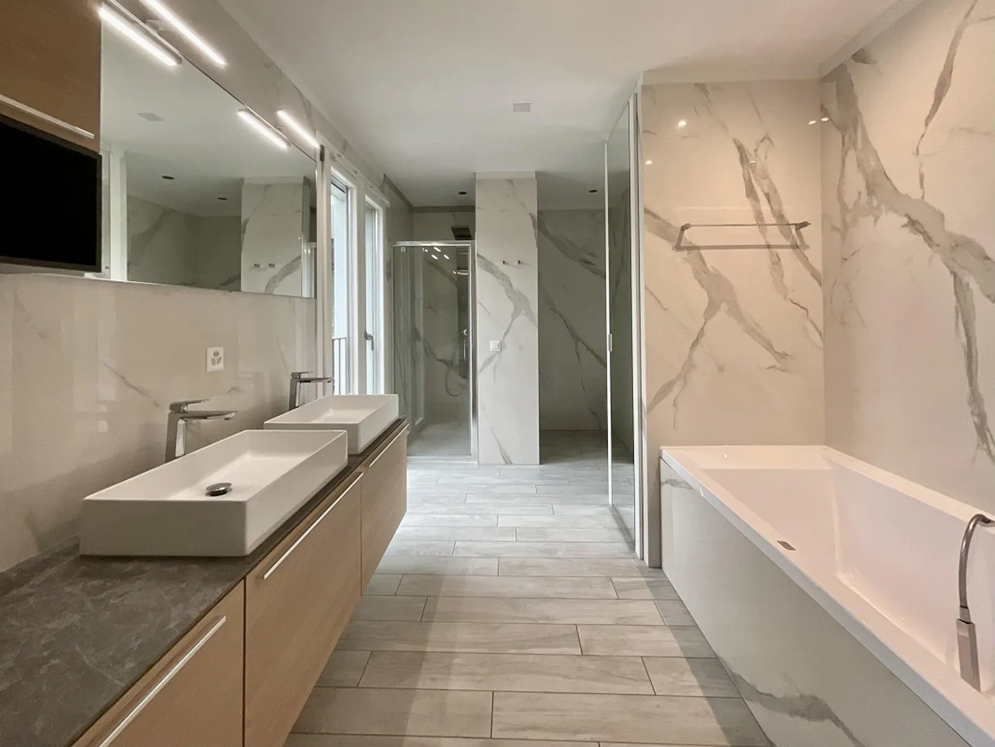 CASLANO - ZU VERKAUFEN GERÄUMIGE 6.5 ZIMMER MIT POOL - Foto 1 von 13