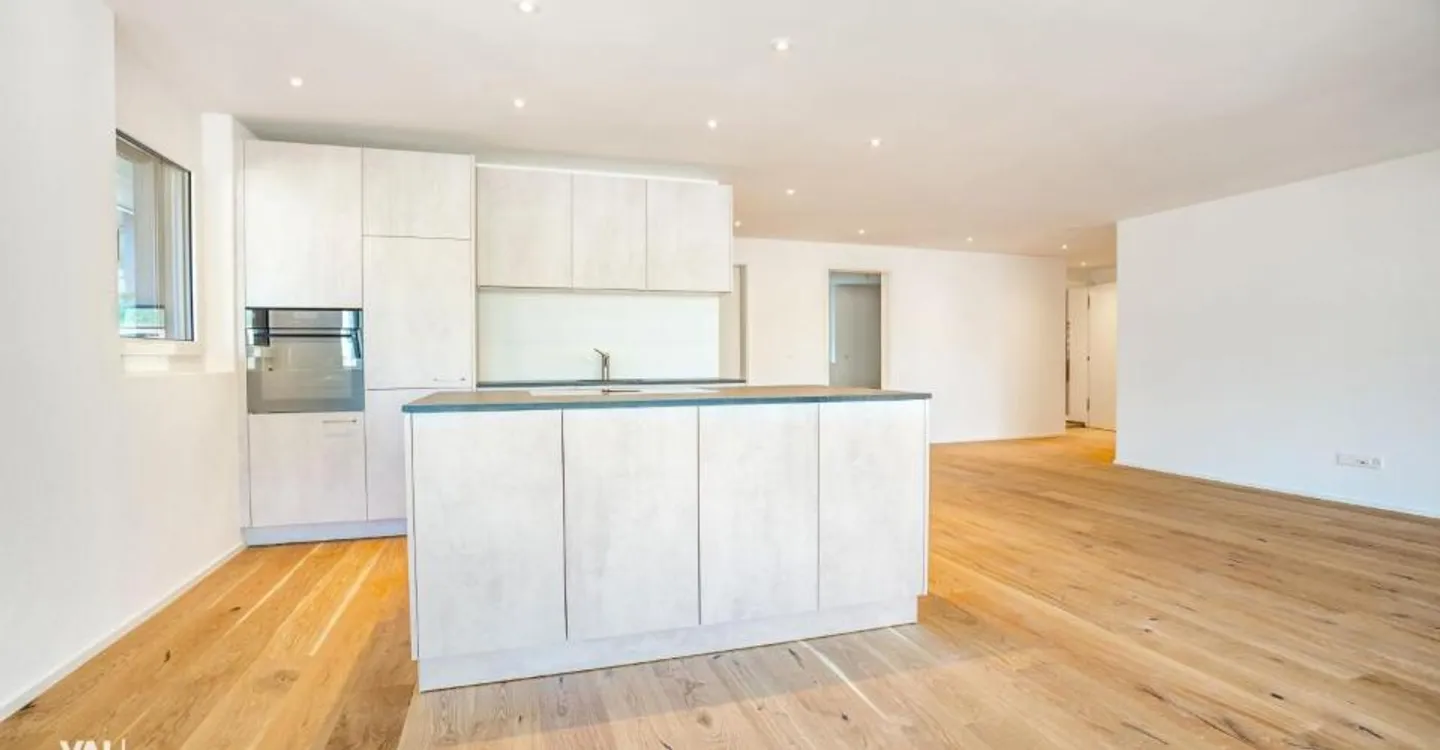 Prêt à emménager : appartement neuf de 3,5 pièces dans un bel emplacement élevé - Photo 2 sur 12