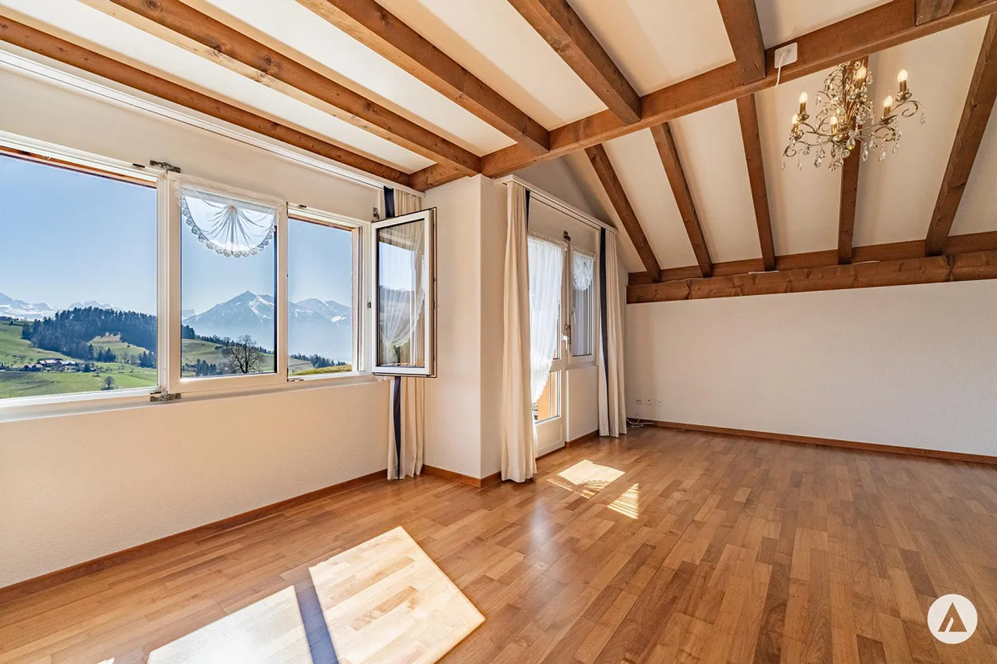 Living with unobstructed panoramic views - Photo 7 of 13