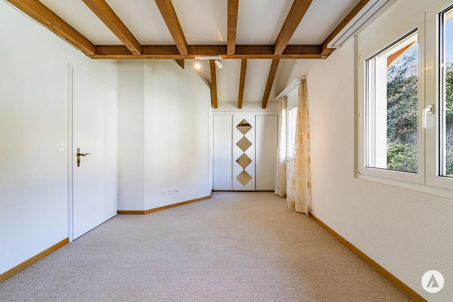 Living with unobstructed panoramic views - Photo 8 of 13