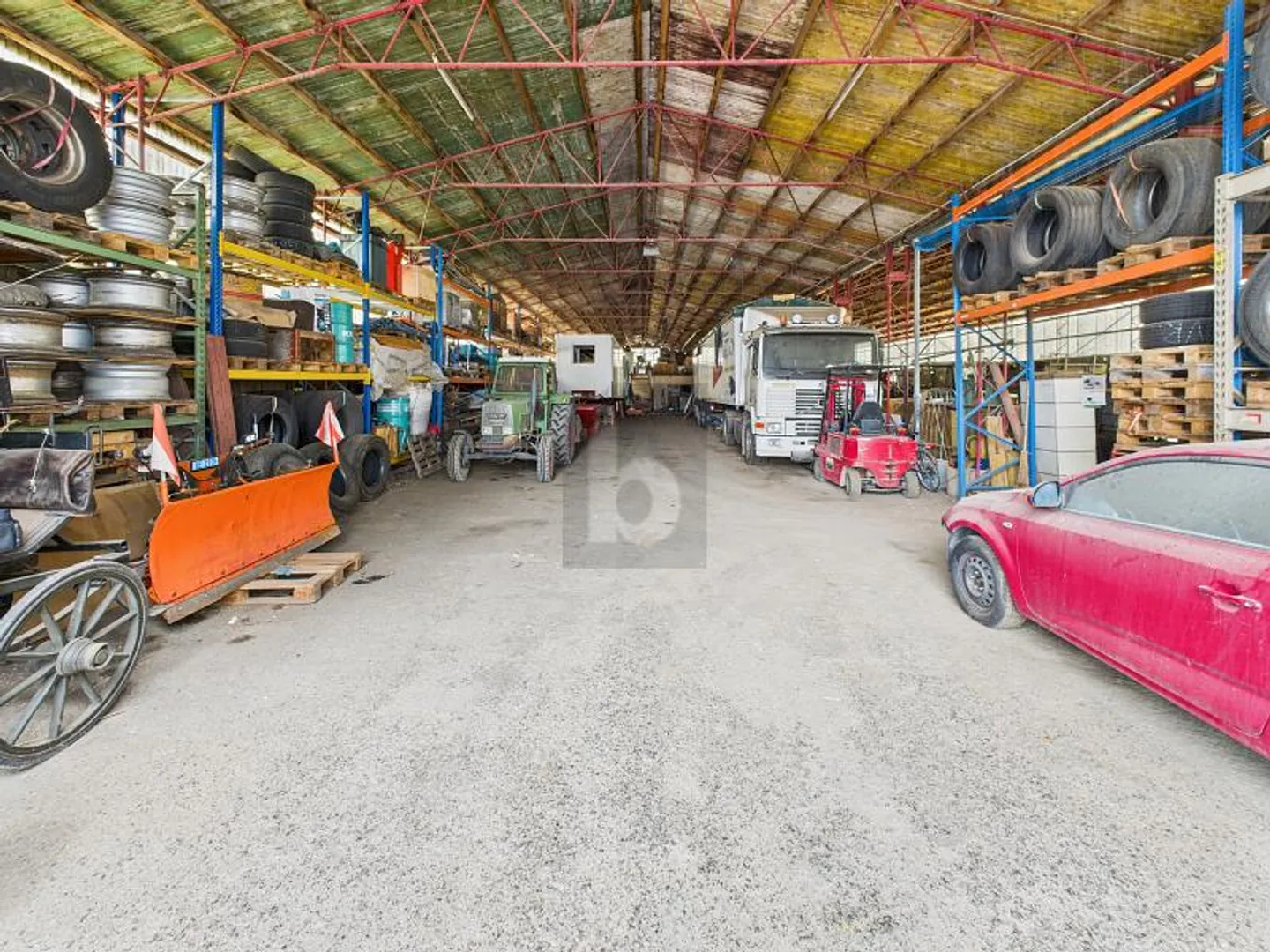 PRACTICAL, WELL LOCATED, WITH DIRECT ACCESS - Photo 2 of 4