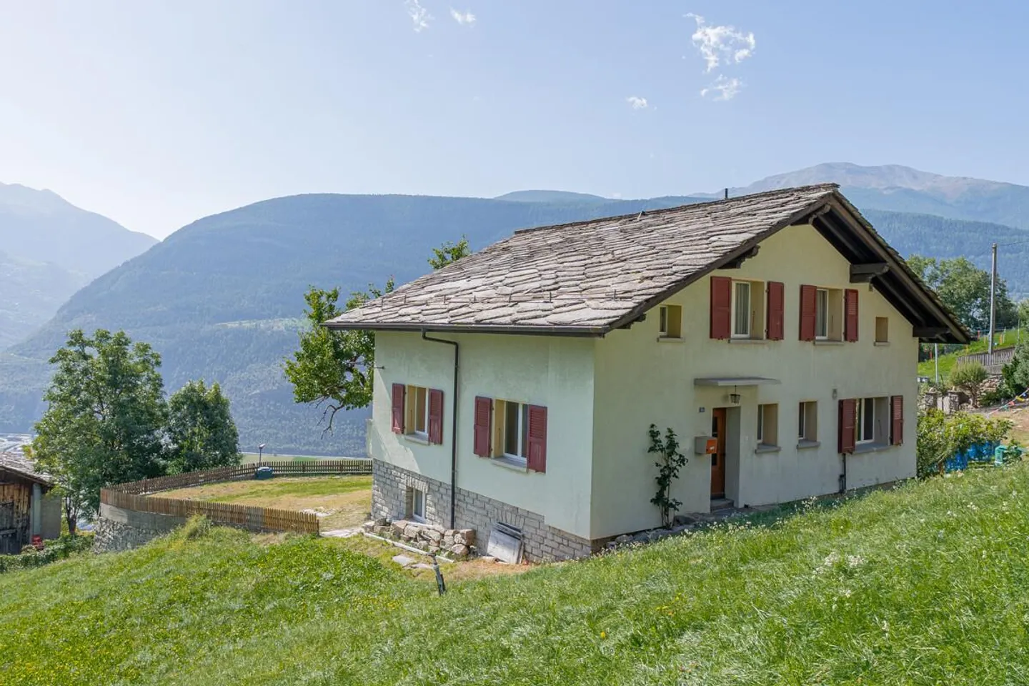 Casa unifamiliare ben tenuta con appartamento separato e molto potenziale - Foto 1 di 25