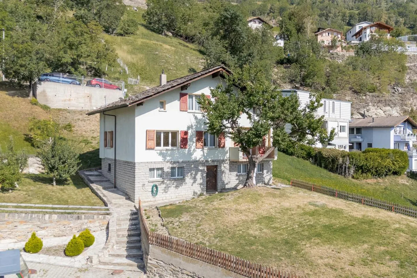 Casa unifamiliare ben tenuta con appartamento separato e molto potenziale - Foto 2 di 25