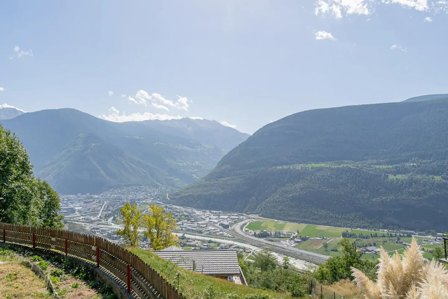 Casa unifamiliare ben tenuta con appartamento separato e molto potenziale - Foto 3 di 25