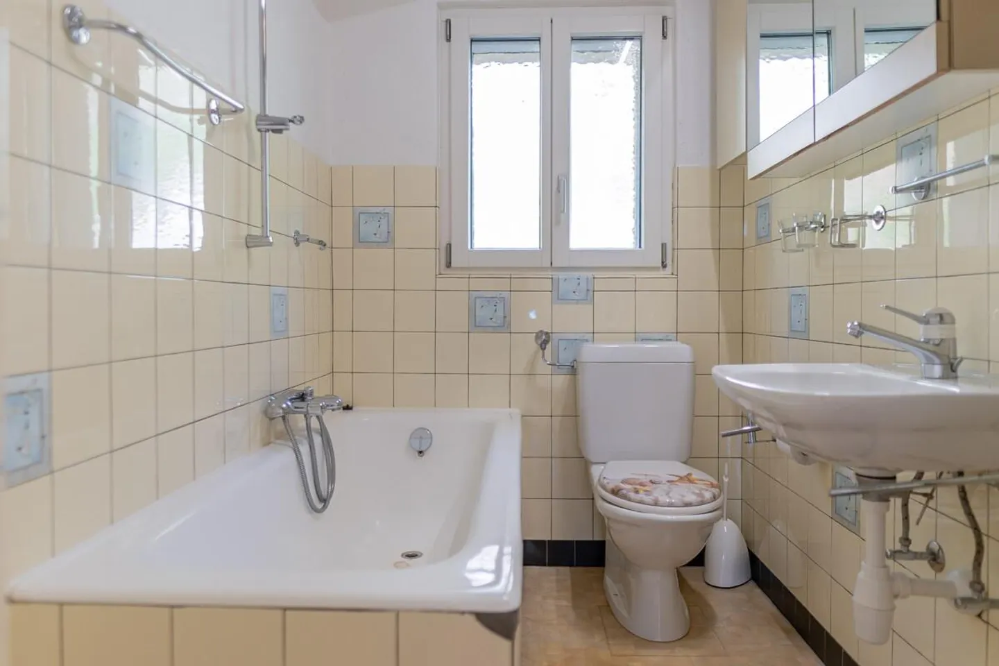 Casa unifamiliare ben tenuta con appartamento separato e molto potenziale - Foto 17 di 25
